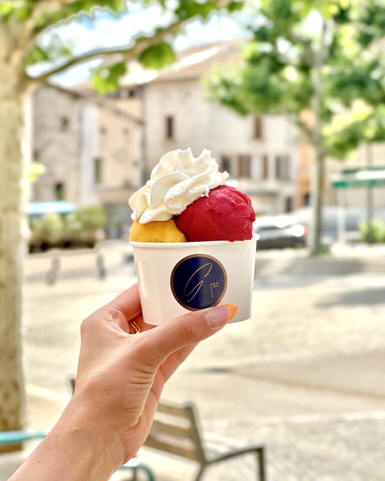 Glace avec chantilly au glacier de la Maison Guillet à Romans-sur-Isère