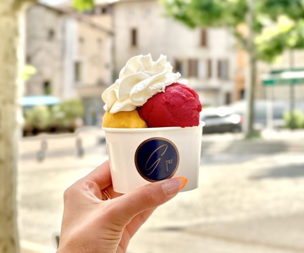 Glace avec chantilly au glacier de la Maison Guillet à Romans-sur-Isère